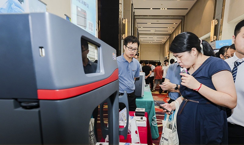 銷售總經(jīng)理為客戶展示商品，耐心答疑解惑